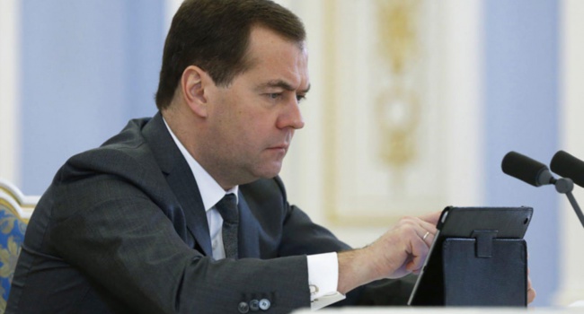 Блогеры показали, как шикует Медведев по сравнению с западными политиками