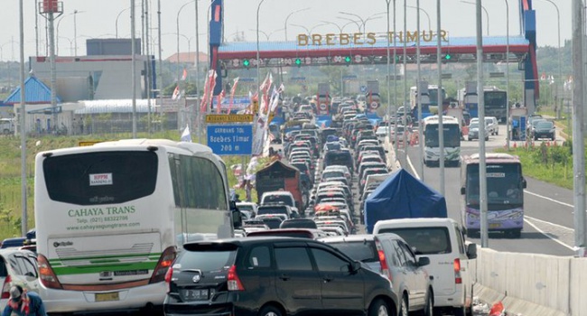 12 человек погибли в огромной автомобильной пробке в Индонезии