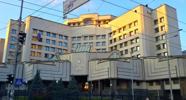 Конституционный суд Украины уходит отдыхать