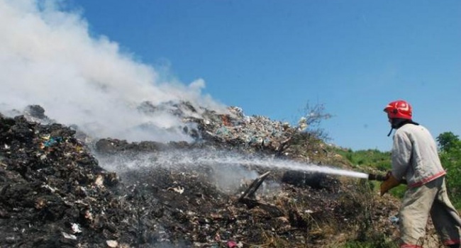 Возле Киева  тушили пожар на мусорной свалке
