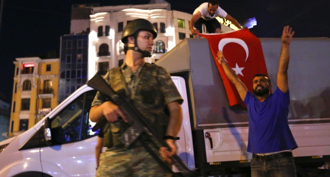 Турция уволила 2745 судей в связи с недавними событиями
