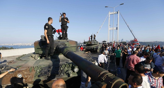 Арестованы 2839 участников попытки военного переворота в Турции