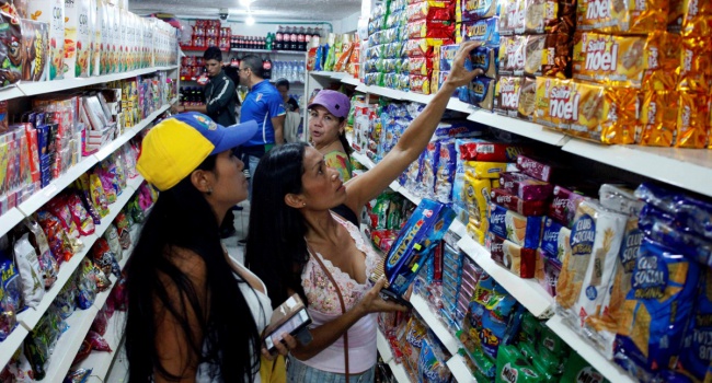 Венесуэльцы опустошают полки магазинов в Колумбии – фото