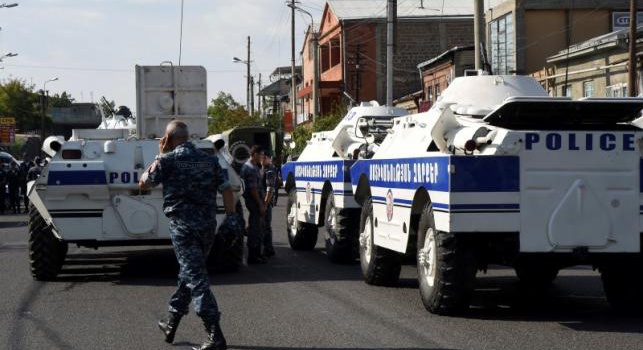 В Армении повстанцы захватили полицейский участок