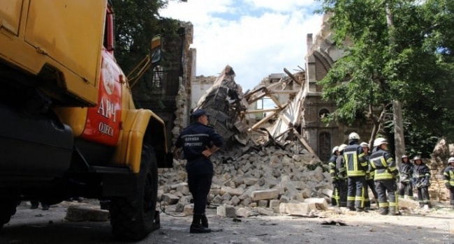 В центре Одессы рухнуло здание, под завалами могут быть люди