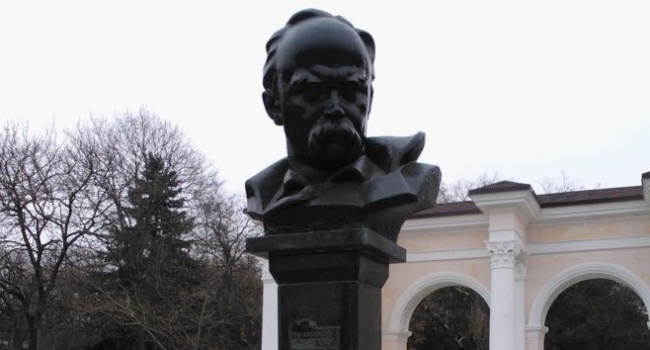 Оккупанты Крыма охотятся за украинским националистами у памятника Шевченко