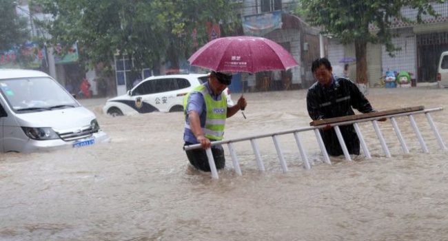 В Китае наводнение застало людей врасплох
