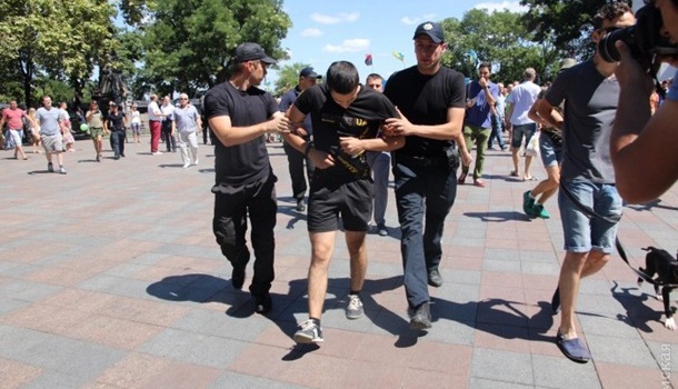 Одесситы встретили Савченко свежими яйцами - фото