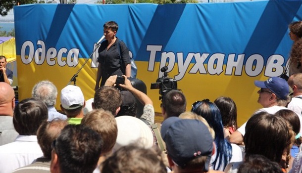 Одесситы встретили Савченко свежими яйцами - фото