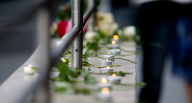 Мюнхен скорбит за погибшими в результате стрельбы - фоторепортаж