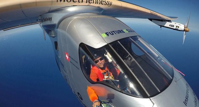 Solar Impulse 2 покинул Египет, чтобы приземлиться в Абу-Даби