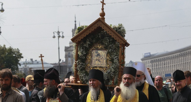 Больше 1500 человек крестного хода УПЦ Московского патриархата собрались на Европейской площади - фото