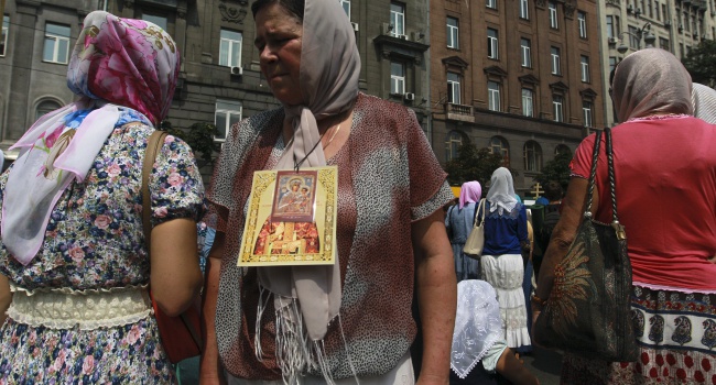 Больше 1500 человек крестного хода УПЦ Московского патриархата собрались на Европейской площади - фото