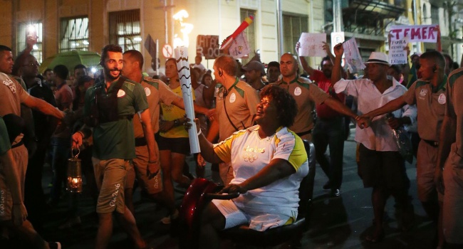 Олимпийский огонь в Рио был потушен протестующими, факел разбит