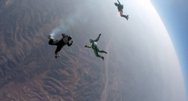 Скайдайвер из США прыгнул без парашюта с семи километров