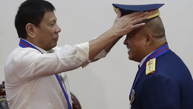 Новый президент Филиппин борется с наркомафией убивая наркодиллеров