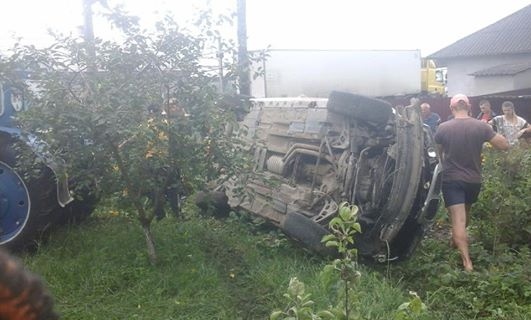 "BMW" врезалась в забор и заехала на участок жилого дома в Ивано-Франковской области
