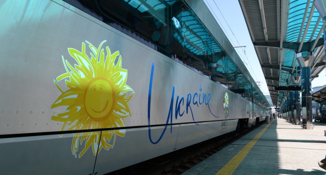 «Укрзализныця» анонсировала покупку вагонов-трансформеров