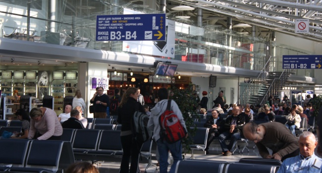 В Борисполе сотни людей уже 9 часов ожидают два рейса в Турцию