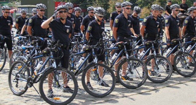 Полицейские Харькова пересели на велосипеды