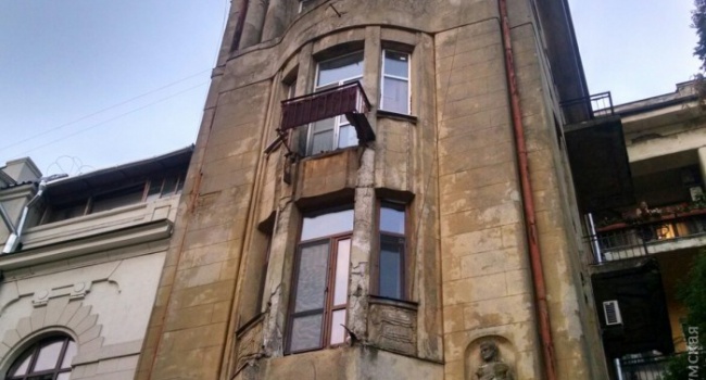 В Одессе обрушились балконы в старом доме