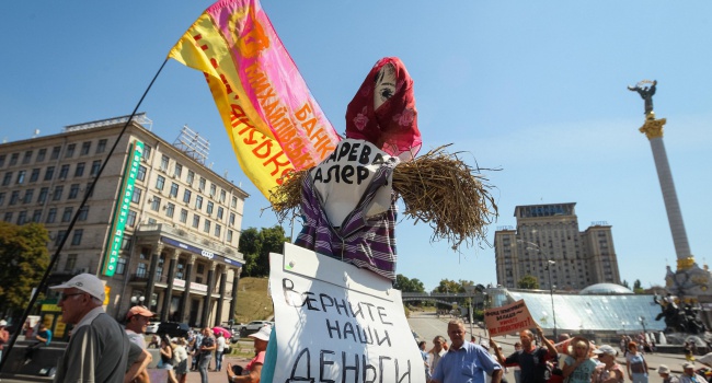 Верните наши деньги и депозиты, активисты перекрыли Крещатик - фото