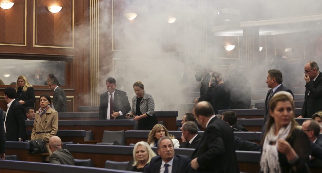 Заседание парламента Косово разогнали слезоточивым газом