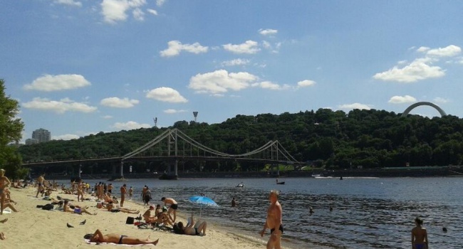 На трех пляжах Киева запретили купание
