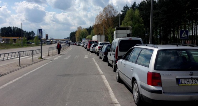 На украинской границе очереди из авто стали еще длиннее