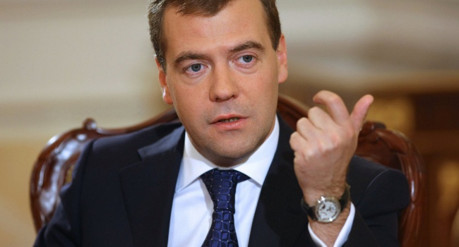 Медведев допускает возможность разрыва дипломатических связей с Украиной