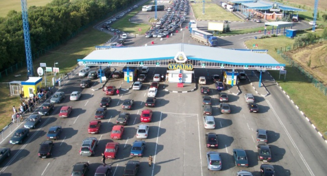Около 1000 авто находятся на украинской границе