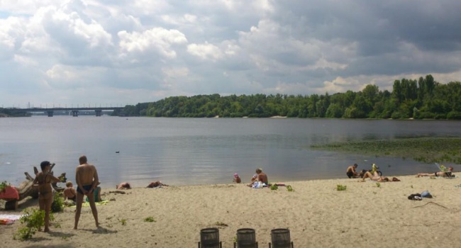 Почти на всех пляжах Киева запретили купание
