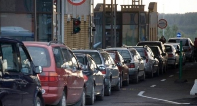 Близько 1.6 тисяч авто чекають на кордоні з Польщею