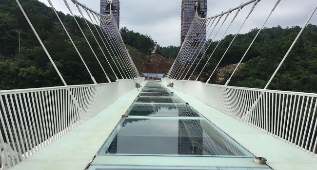 В Китае состоялось открытие самого длинного стеклянного моста