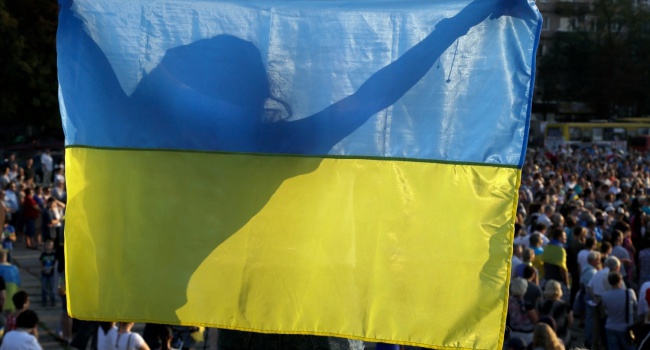 Швеи из Ужгорода завершили пошив самого большого флага Украины