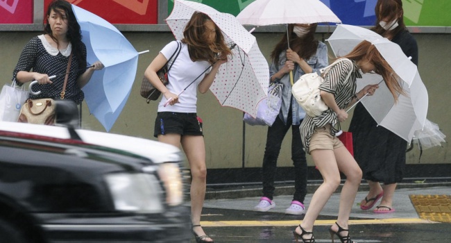 В Японии отменяют сотни рейсов из-за страшного тайфуна