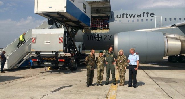 "Летающий госпиталь" Люфтваффе забрал украинских военных на лечение в Германию