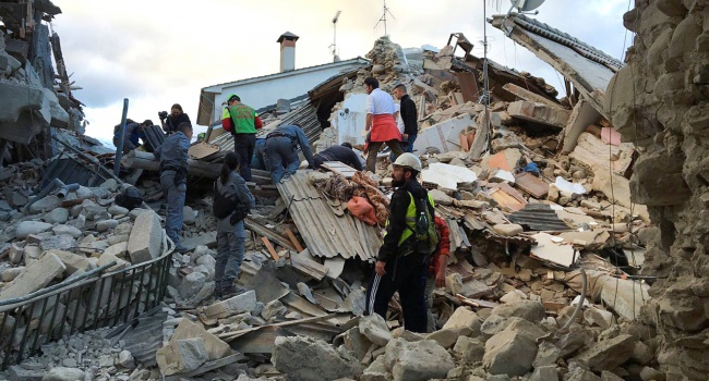 Число жертв землетрясения в Италии растет с каждой минутой