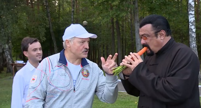 Лукашенко почистив морквину американцю Стівену Сігалу