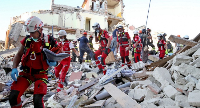 Массовые похороны в Италии: землетрясение унесло жизни 284 людей