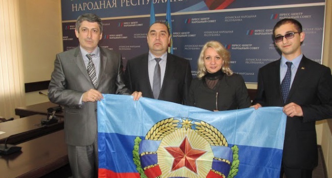 На Луганщині "вандал" зірвав прапор "ЛНР"