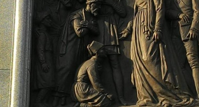Памятник Екатерине II в Симферополе: турки и татары изображены перед ней на коленях