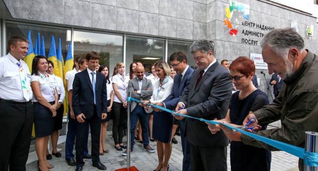 Порошенко торжественно открыл центр предоставления административных услуг в Мариуполе