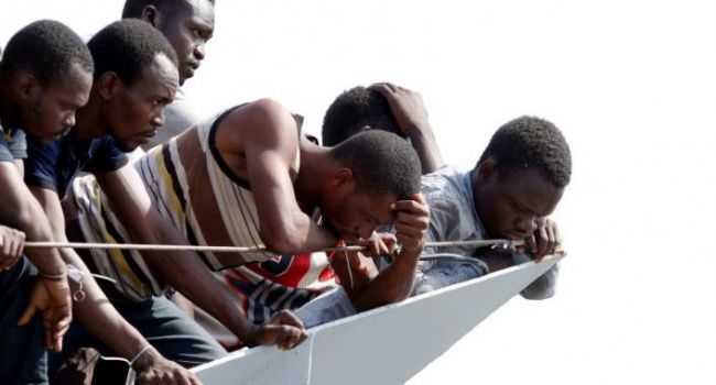 Итальянская береговая охрана продолжает спасать мигрантов