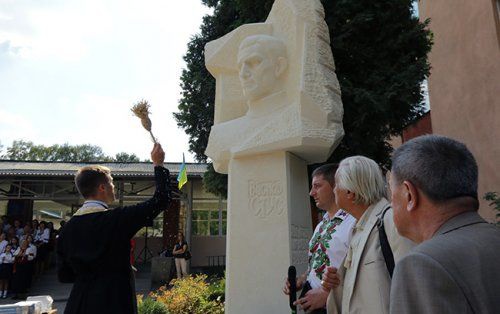Памятник Василию Стусу установили во Львове