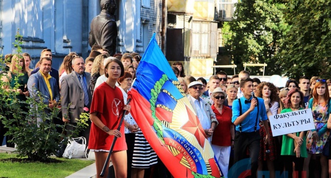 На День знань студентів та викладачів ЛНР «вигнали» на комуністичний марш