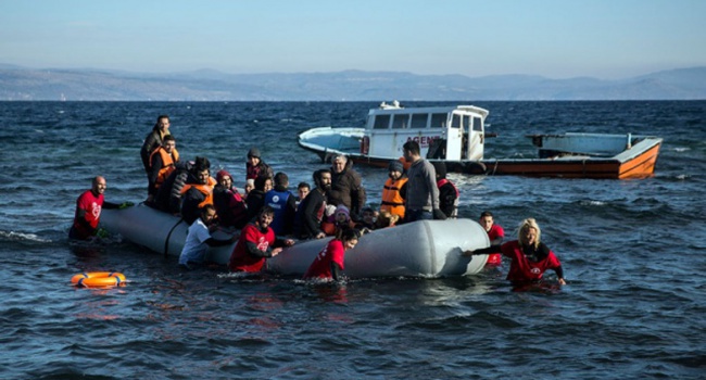 В Турции перевернулось туристическое судно