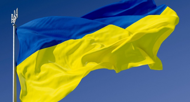 В Сумах устроили флешмоб с гигантским флагом Украины, - фото