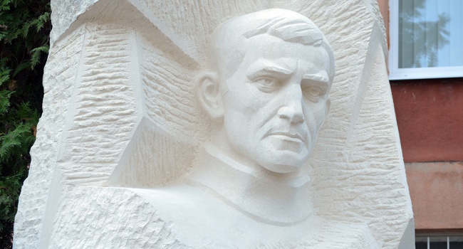 Памятник Василию Стусу установили во Львове