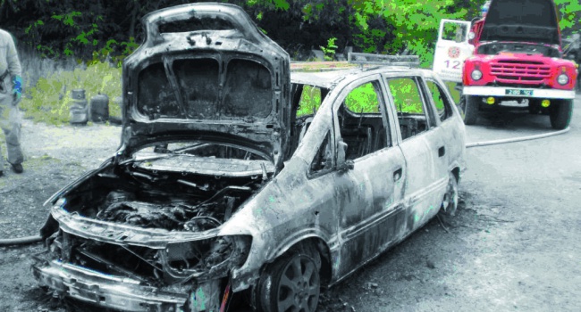 У Росії закохана парочка спалила автомобілі і будинок аби зробити селфі